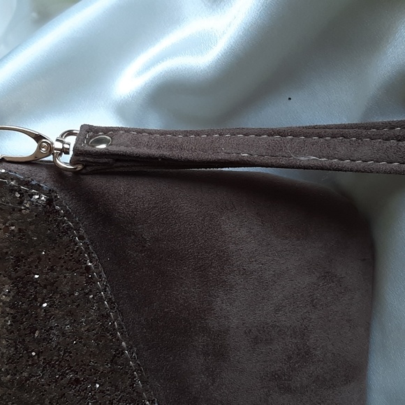 Suede like clutch purse.Detachable wrist strap.  Gold coloured sparkly t… - Picture 5 of 10